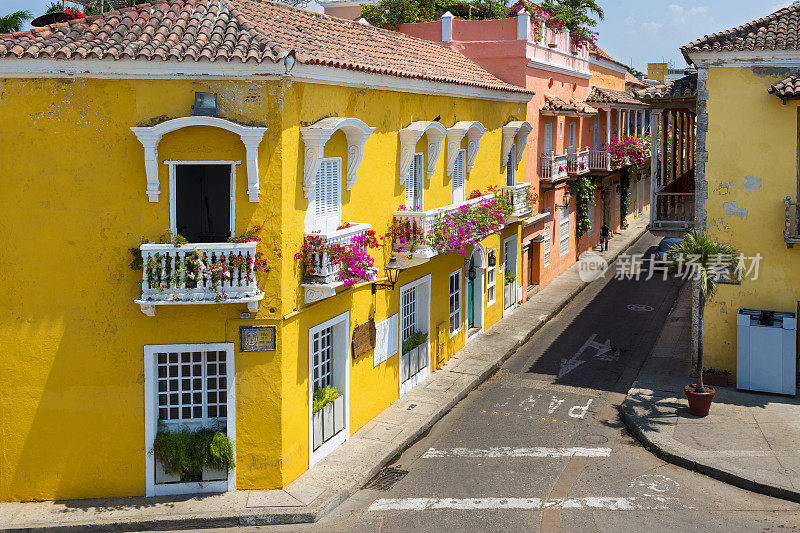 哥伦比亚卡塔赫纳老城(卡塔赫纳de Indias)的街道上五颜六色的建筑